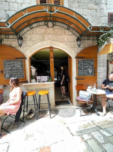 Wine House Old Town *