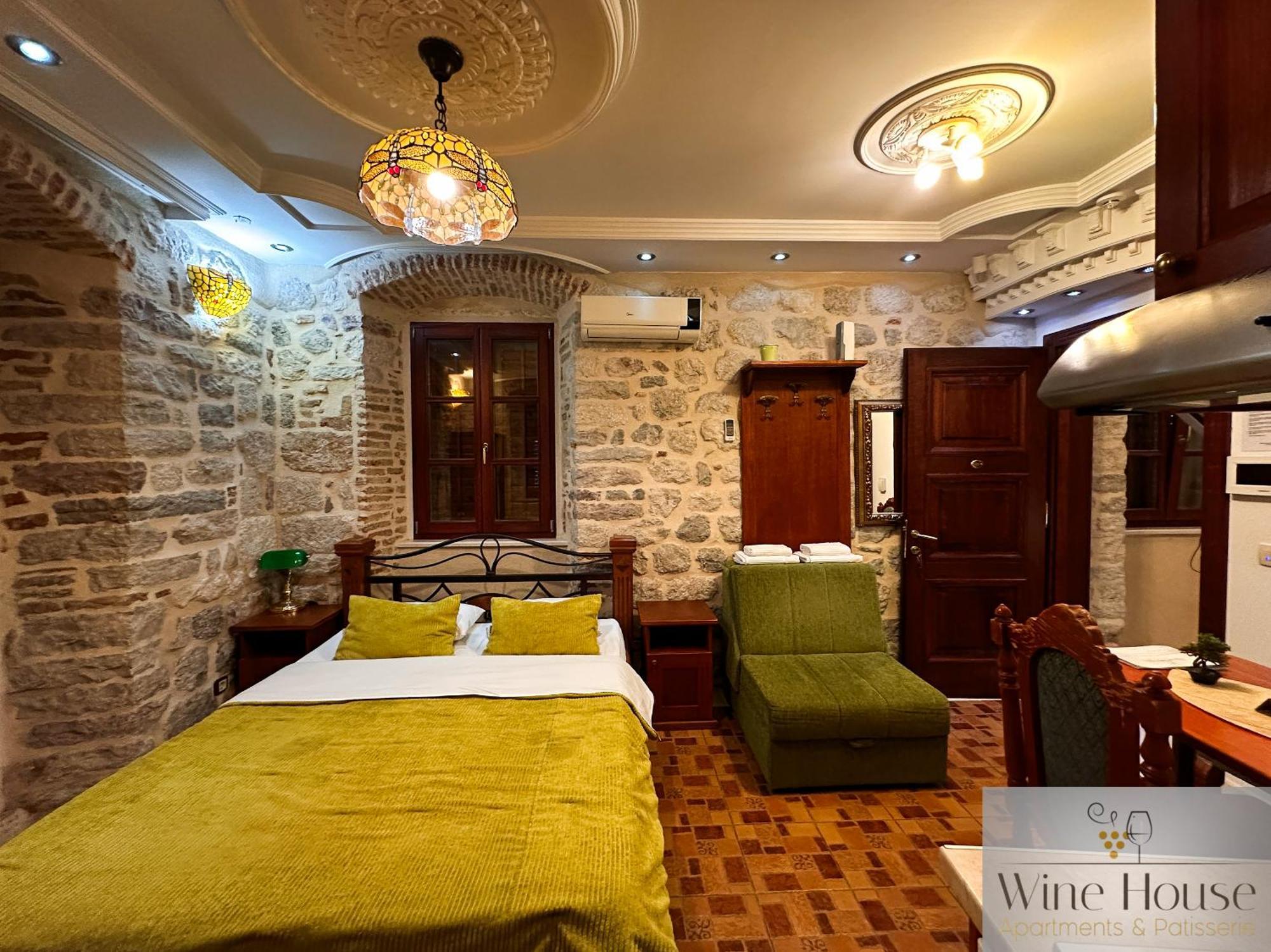 Wine House Old Town *